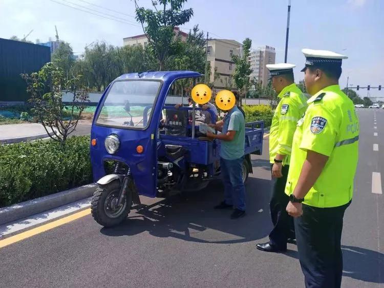 运城临猗交警严查三轮车违法行为,交警大队农用车辆违法载人整治