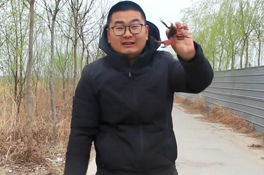 农村小伙在沙漠里做地笼,农村小伙去河里收地笼会怎么样