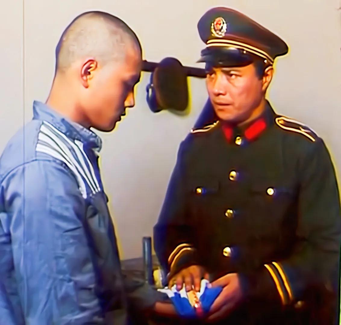 70年代穿白色警服的警察一身正气,监狱警察警服变迁史