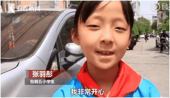 一群学生在雨天为老人撑伞感人,小学生为老人做好事