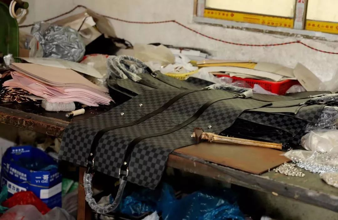 Burberry、LV、贝亲……从奢侈品到婴儿用品,这些制假售假团伙都被上海警方摧毁了