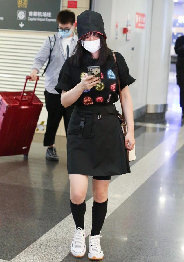 柳岩穿筒靴片段,柳岩穿吊带裙红裙