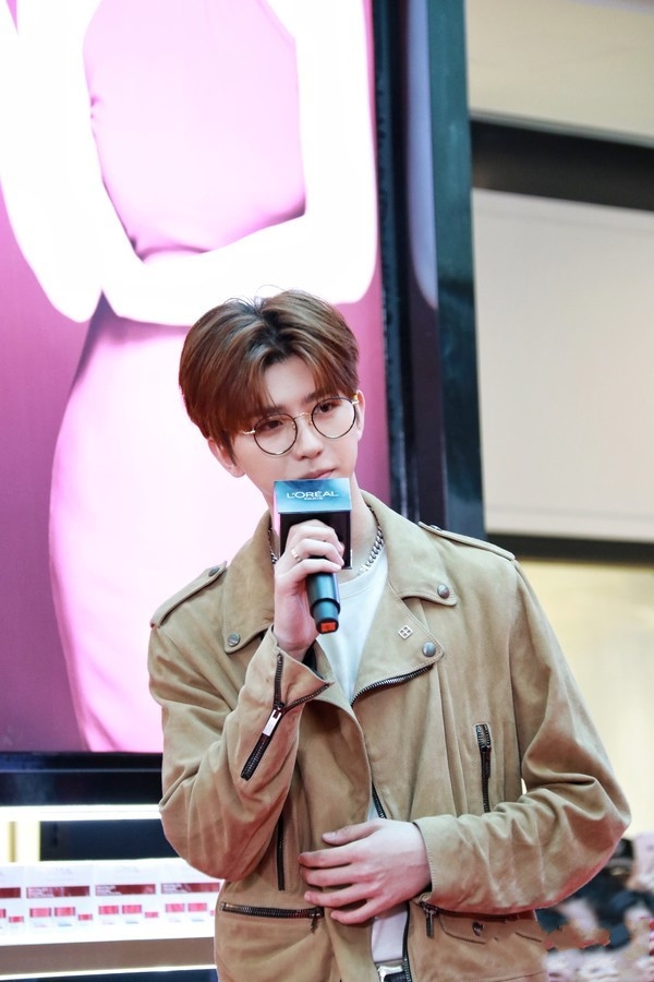 蔡徐坤欧莱雅项链,蔡徐坤米兰时装周diesel