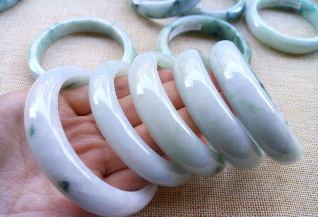 一万多偏青绿翡翠手镯,一万多买的翡翠手镯有条石纹