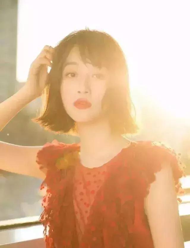 大脸短发烫发女2021流行发型减龄,国字大脸适合的短发发型图片欣赏