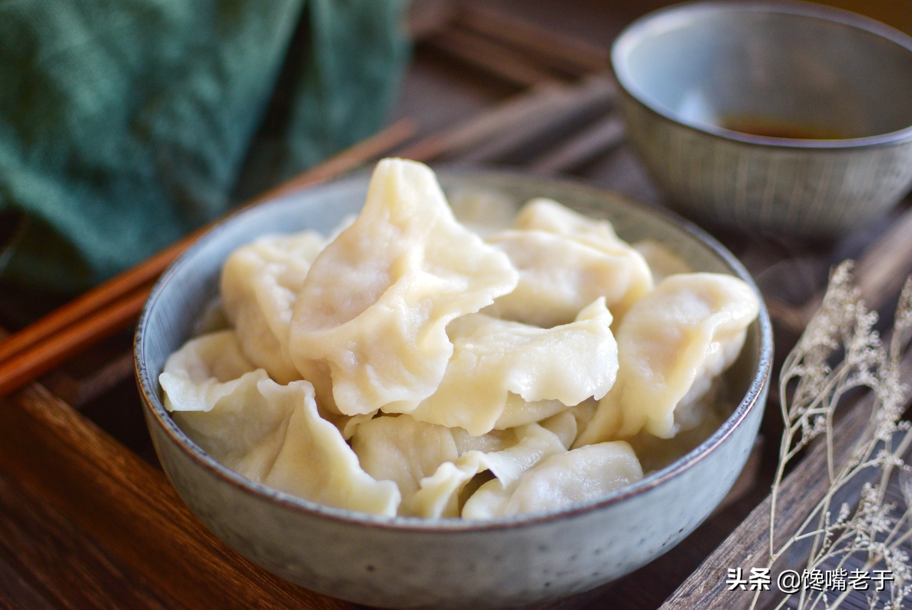 煮饺子千万别加水,饺子怎么煮才不会破皮粘锅呢
