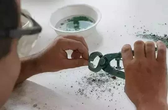 巴西奶奶绿这么贵是有道理的，开采太难了！都是高科技