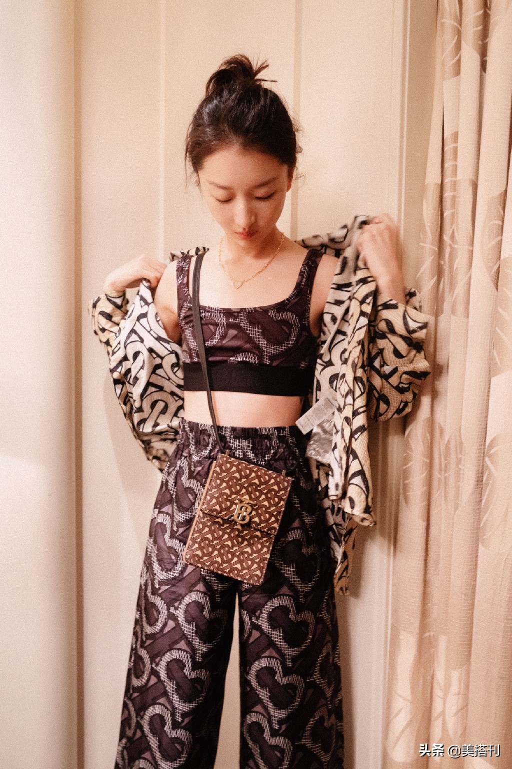 周冬雨黑色礼服写真凹造型,周冬雨身材娇小可爱十分美丽动人