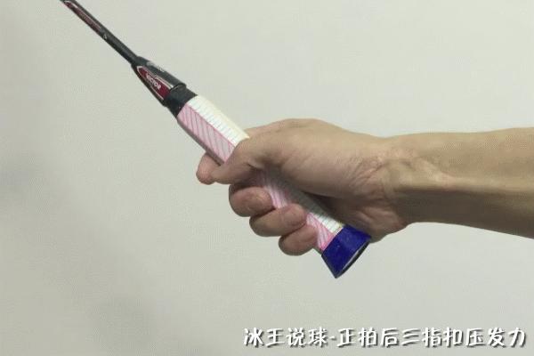 羽毛球正反手跨步跳球的挥拍动作,羽毛球挥拍技巧以及注意事项