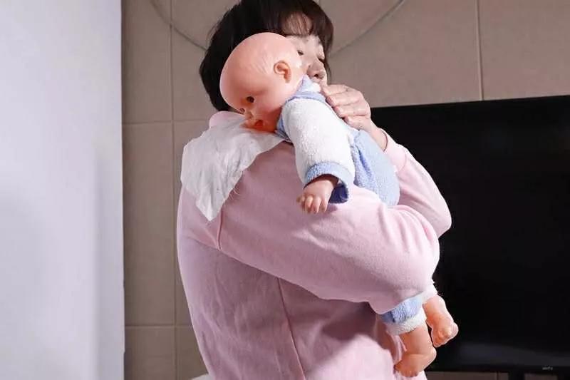 新生儿打嗝拍不掉,新生儿打嗝怎么办快速止嗝