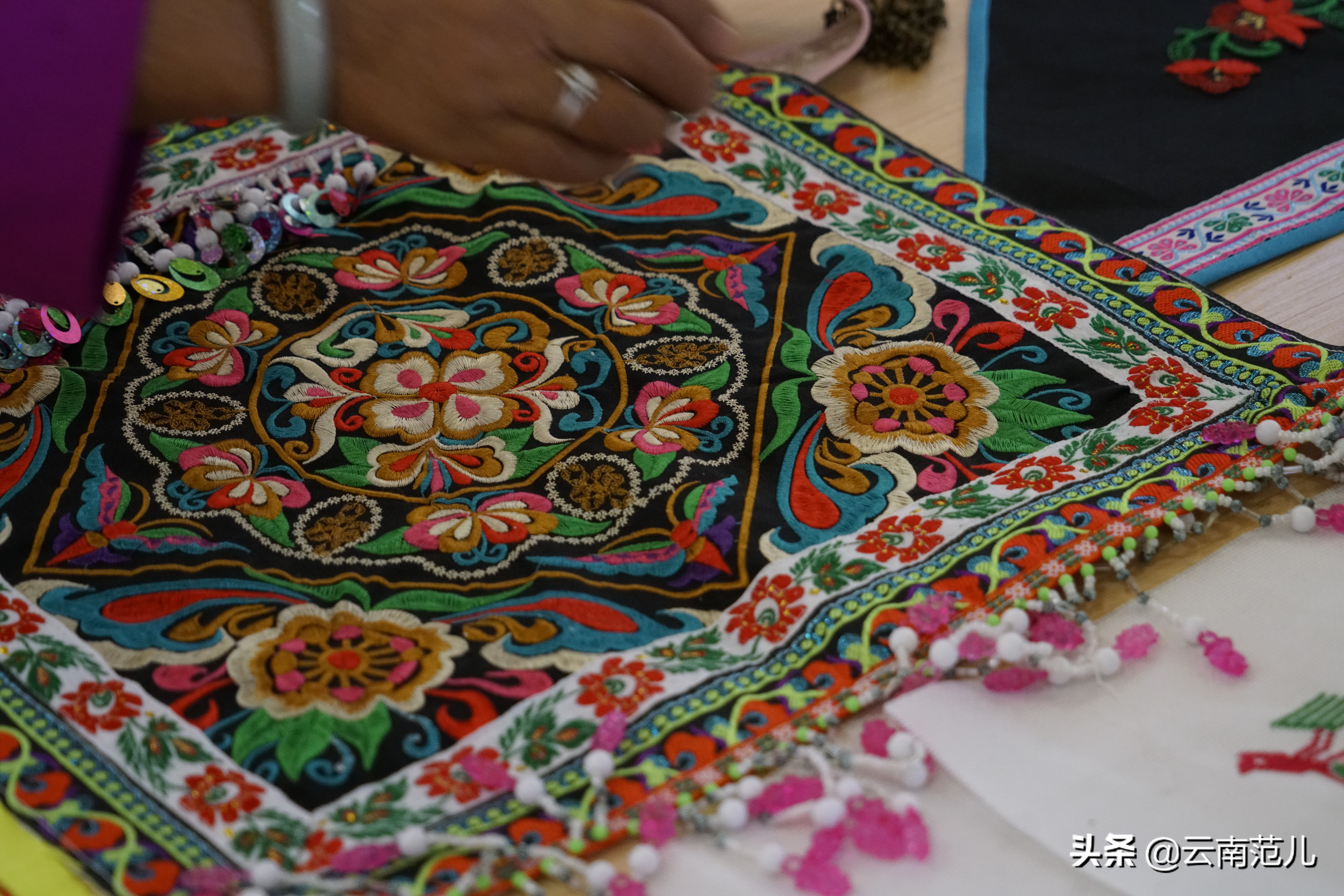 云南的油菜花哪里出名,云南一个地方都是油菜花