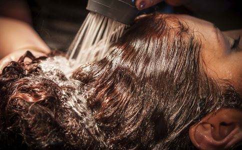 洗完头发还是油腻腻,洗发水,护发素怎么用,才最正确?