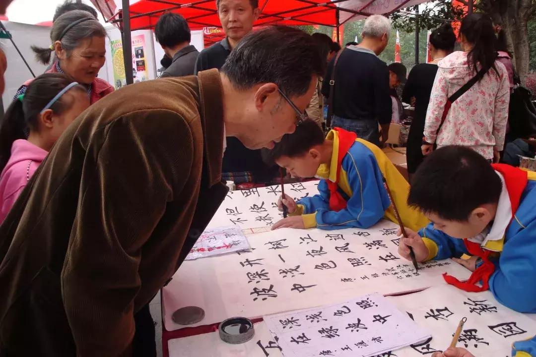 家门口的学校听着读书声,家门口的学校承载了童年的回忆