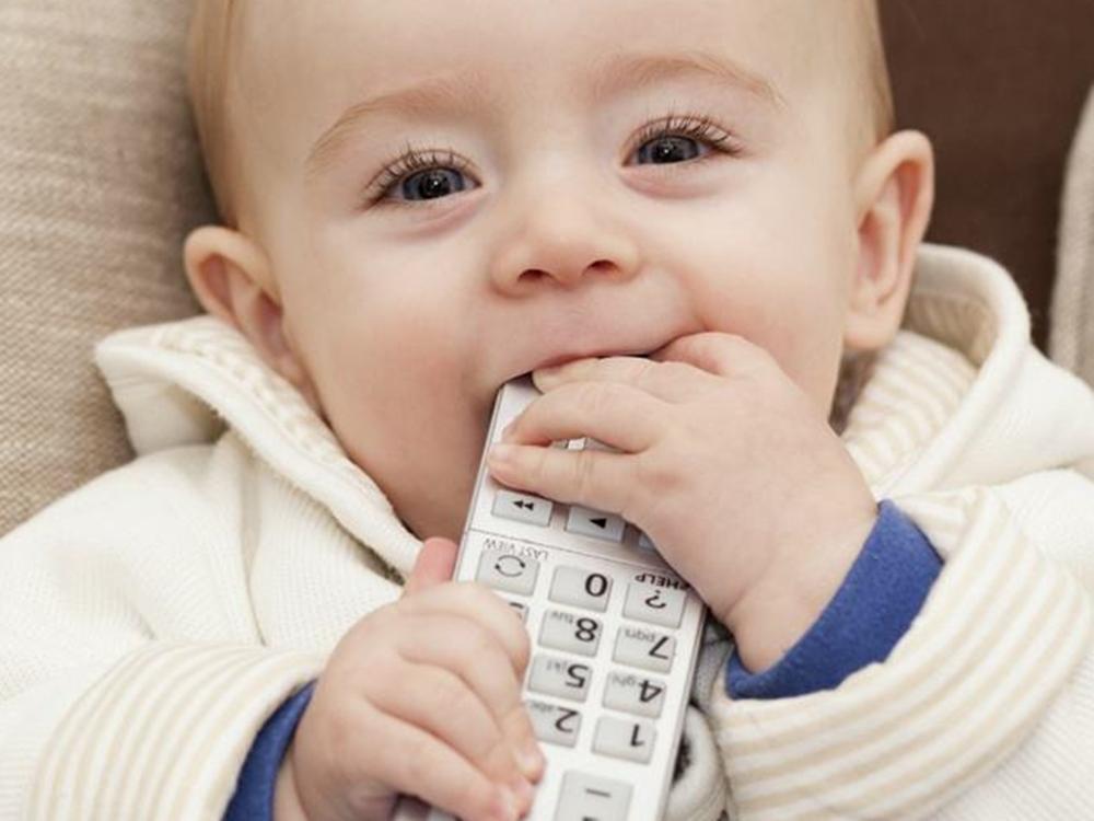 一岁多宝宝长牙发烧的症状与表现,两岁宝宝长牙的症状及缓解方法