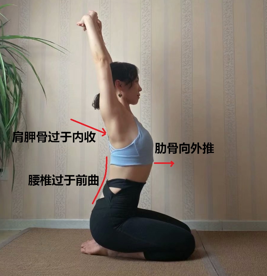 溜肩，长得再瘦体型也垮垮的。但溜肩常见这两种情况，别练错