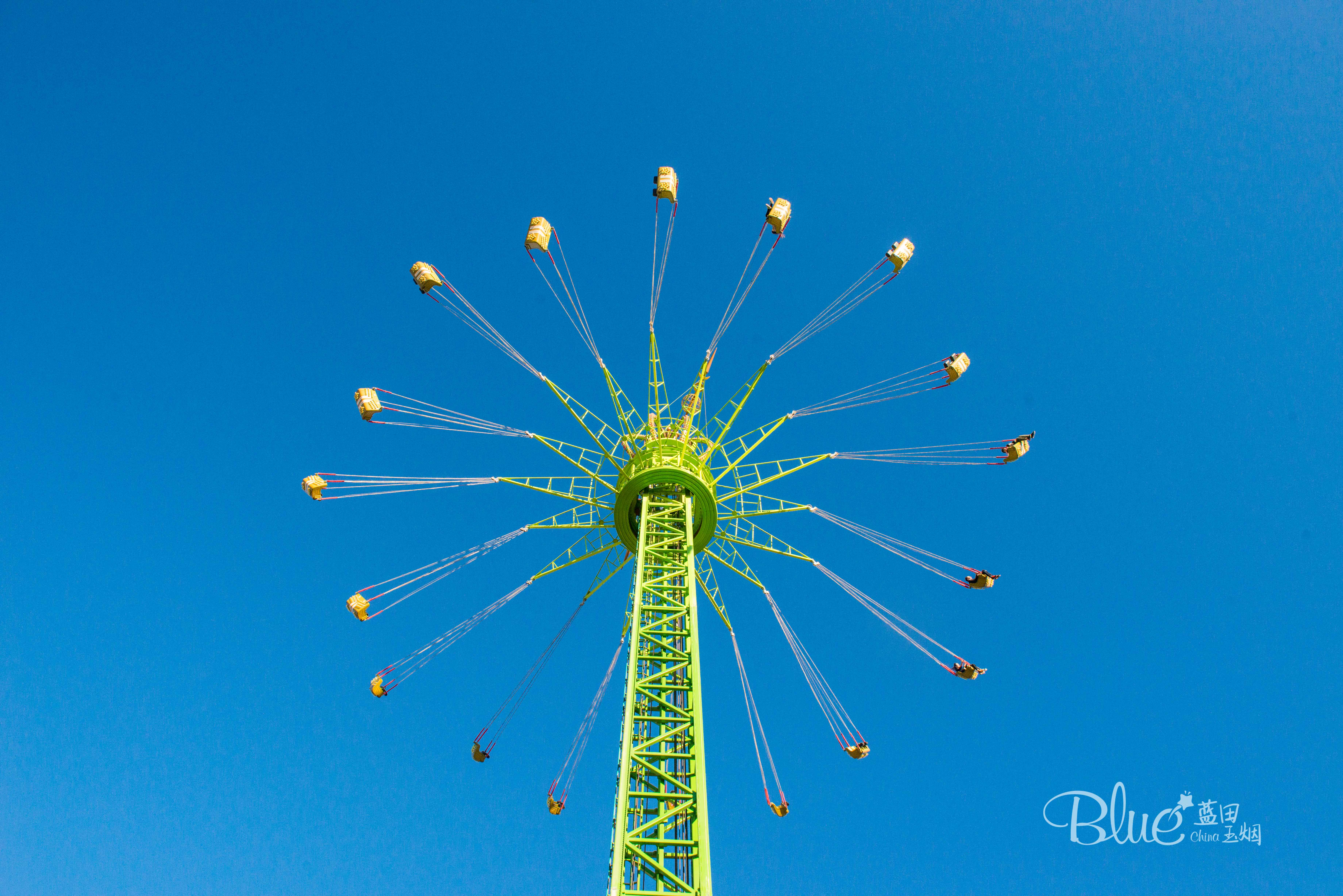 这个游乐园完全是男士们天堂，俄罗斯妹子的香吻和比心会收到手软