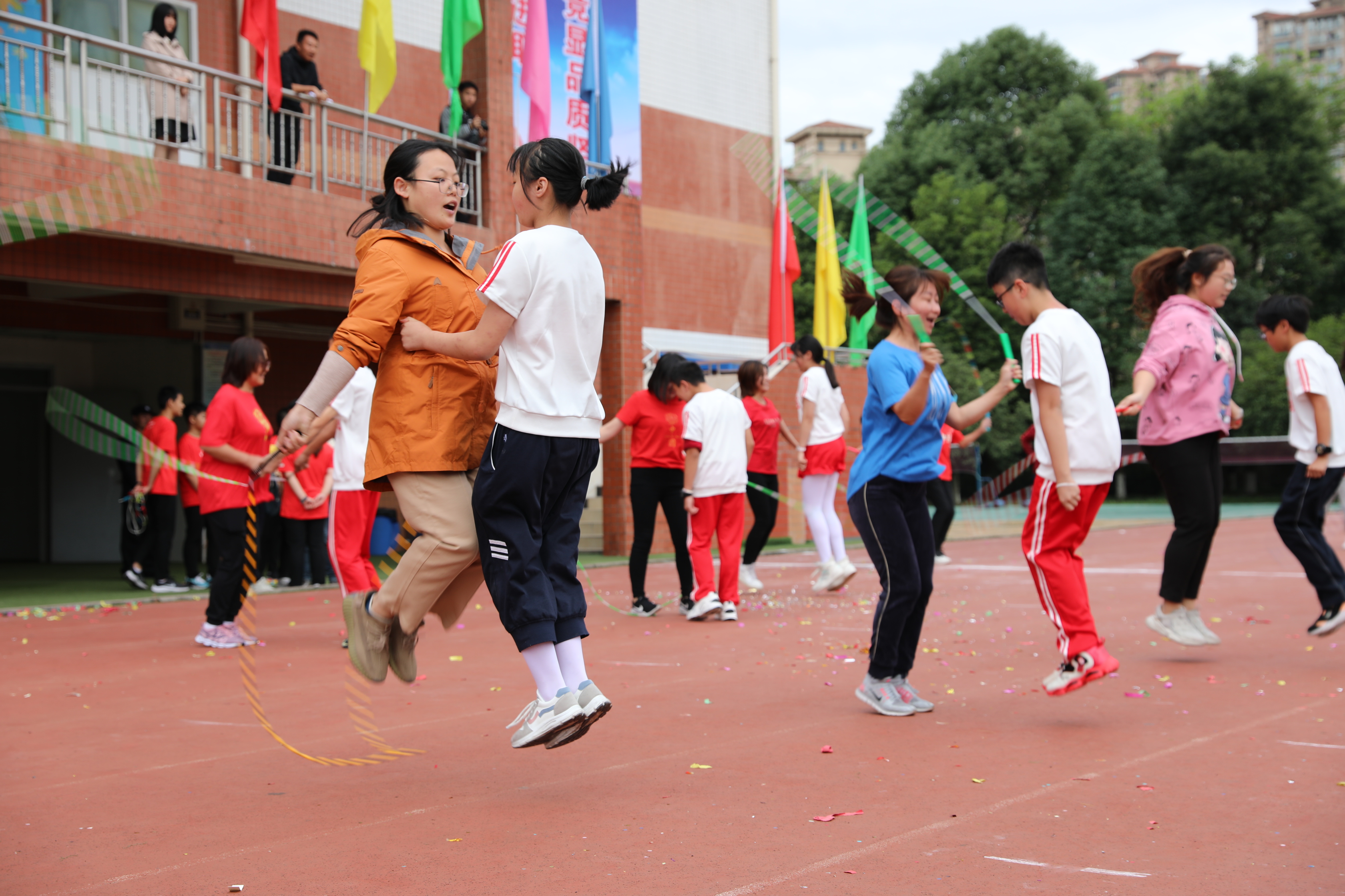家长比孩子激动,安乡县城北小学体育节