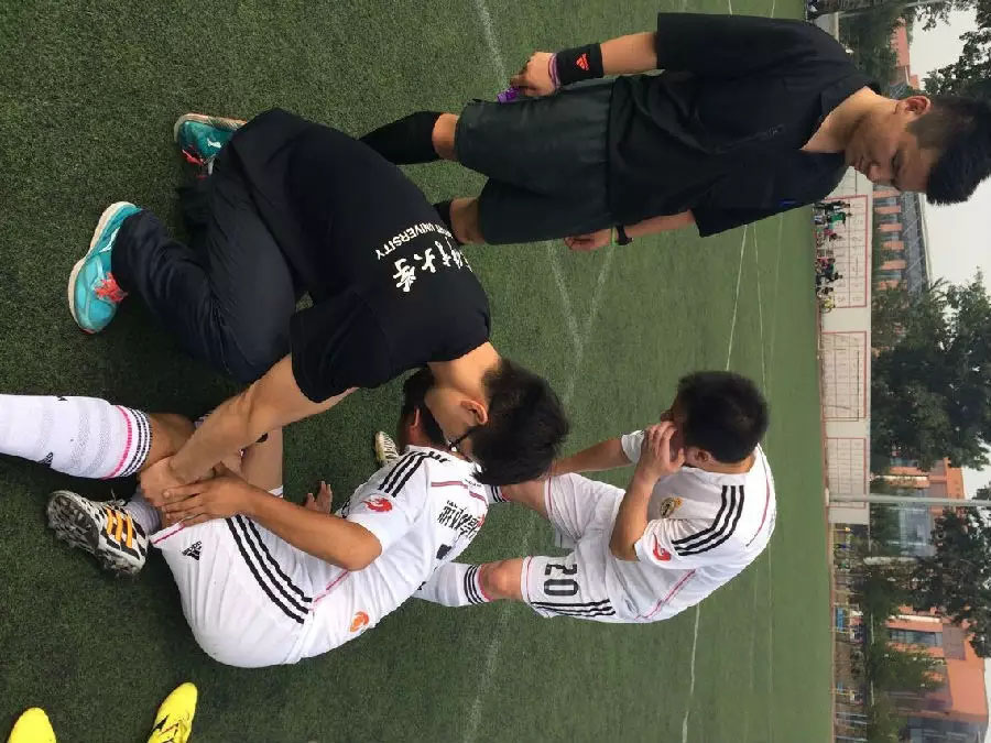 踢足球受伤了应该怎么办,踢足球受伤该怎么安慰