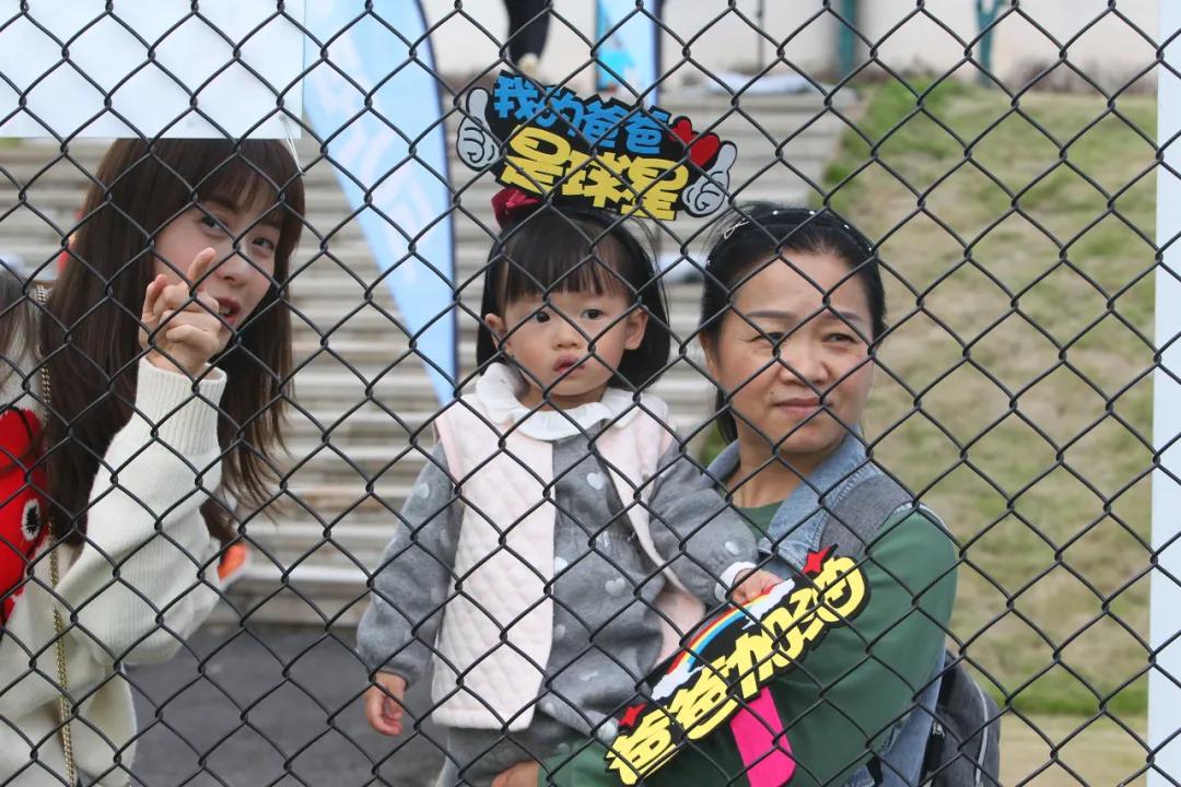 足球赛激烈角逐,一场足球比赛点面结合