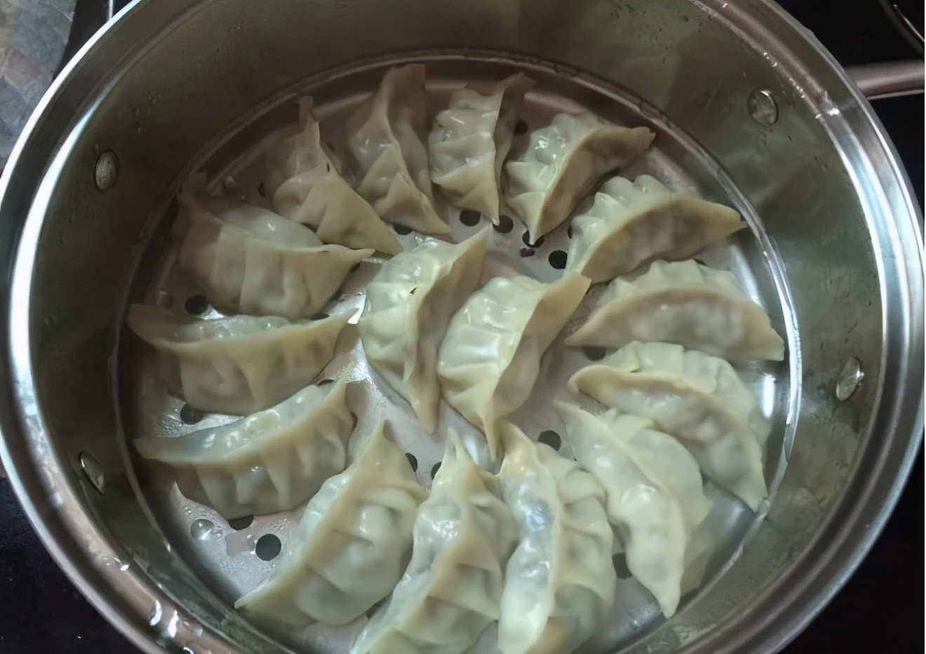 蒸饺要用开水还是凉水和面,蒸饺用冷水还是热水和面好