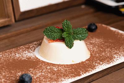 之心城这家餐厅堪称“西餐界CHANEL”,小姐姐们都抢着去