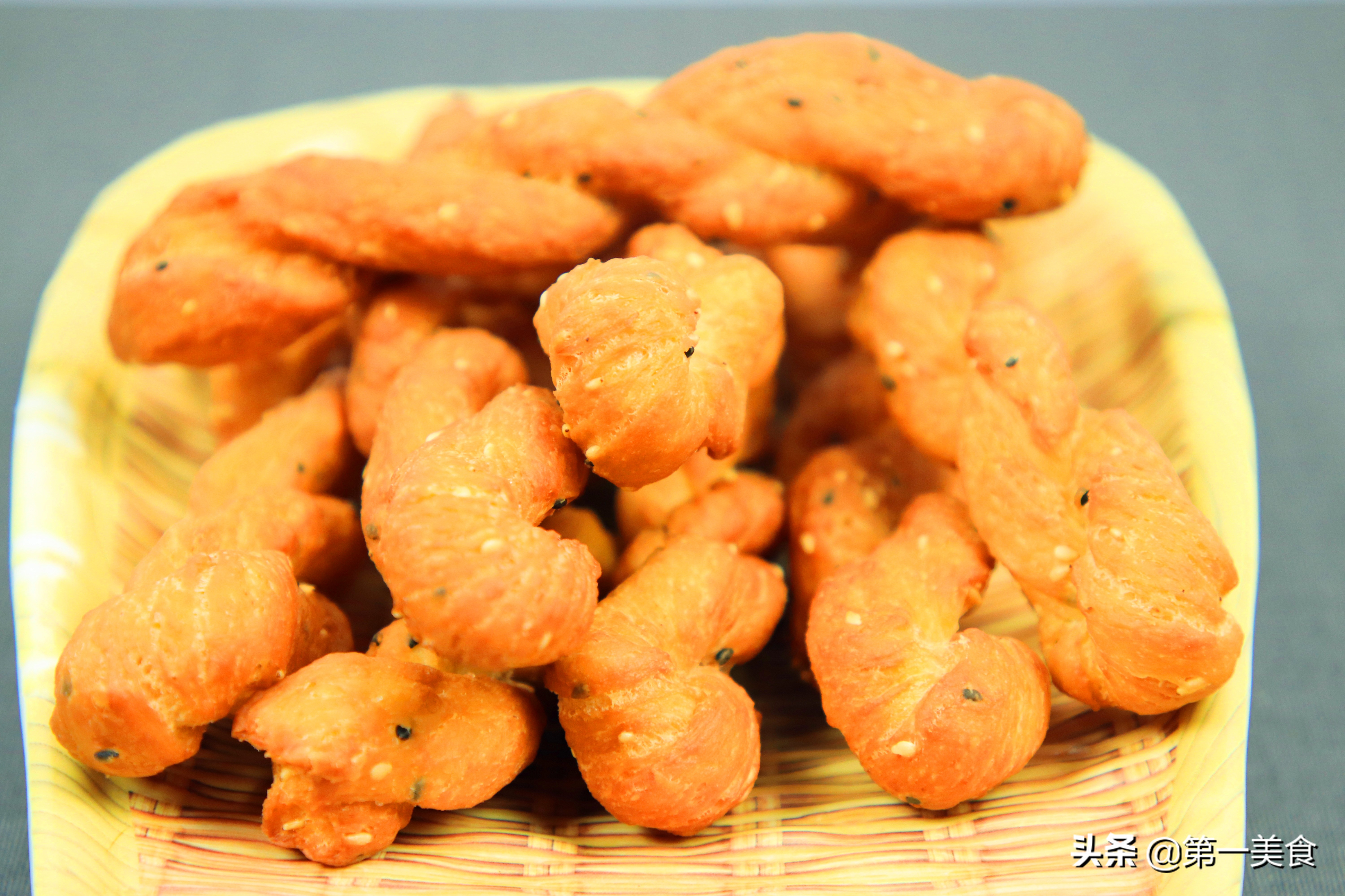 炸麻花怎样和面简单教程,炸麻花的做法和配方视频教程