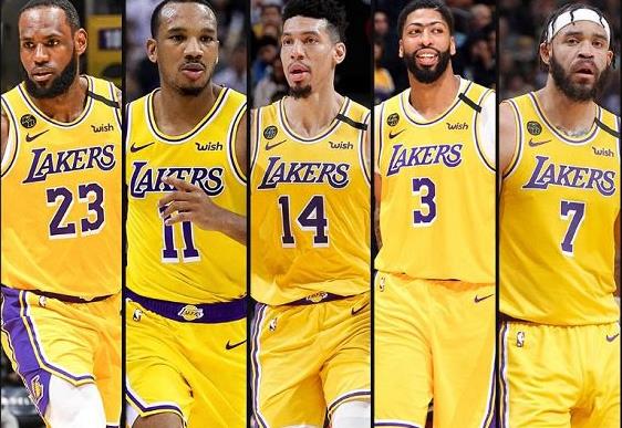 湖人进攻战术:三角战术之“转移弱侧”传切的进攻选择方式