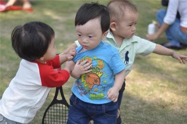 孩子是个软柿子，父母认识3点激发孩子的“狼性”，带出坚强的娃