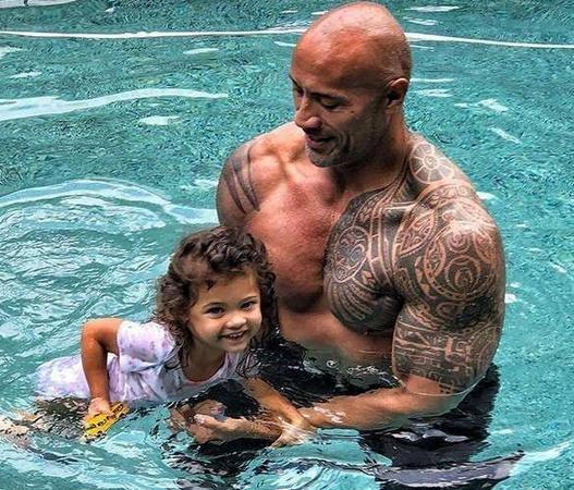 巨石强森怀抱爱女为其庆生,巨石强森有双胞胎