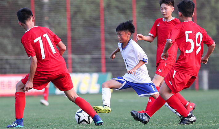 骂裁判足球场上怎么判,中国足球裁判被打被骂名场面