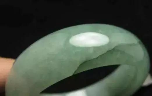 翡翠貔貅的寓意和佩戴技巧,翡翠貔貅戴什么链子