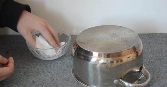 锅用久了黑垢太多,锅用久了烧黑了