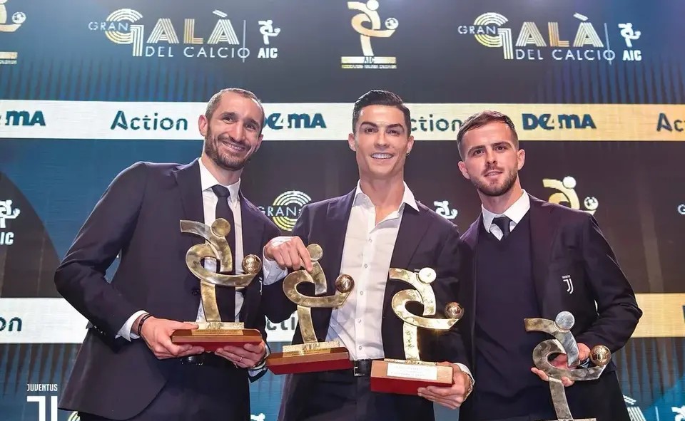 梅西超越贝利加冕南美射手王,绝代双骄梅西c罗2015