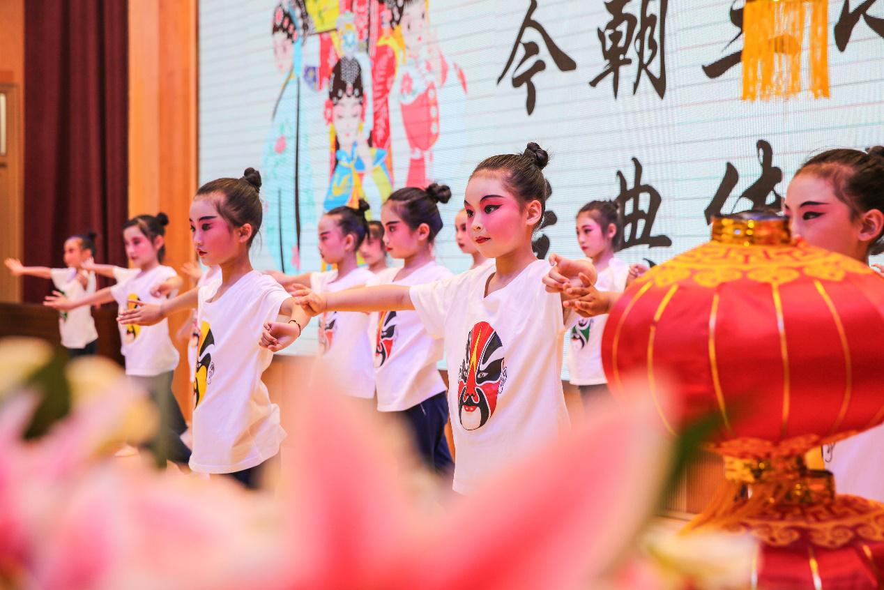 花三小学生展示“十八般武艺”下厨做饭给父母吃