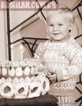 捷克铁人前锋出道，踢中场成名，欧锦赛上跑不死的边翼卫加盟蓝鹰