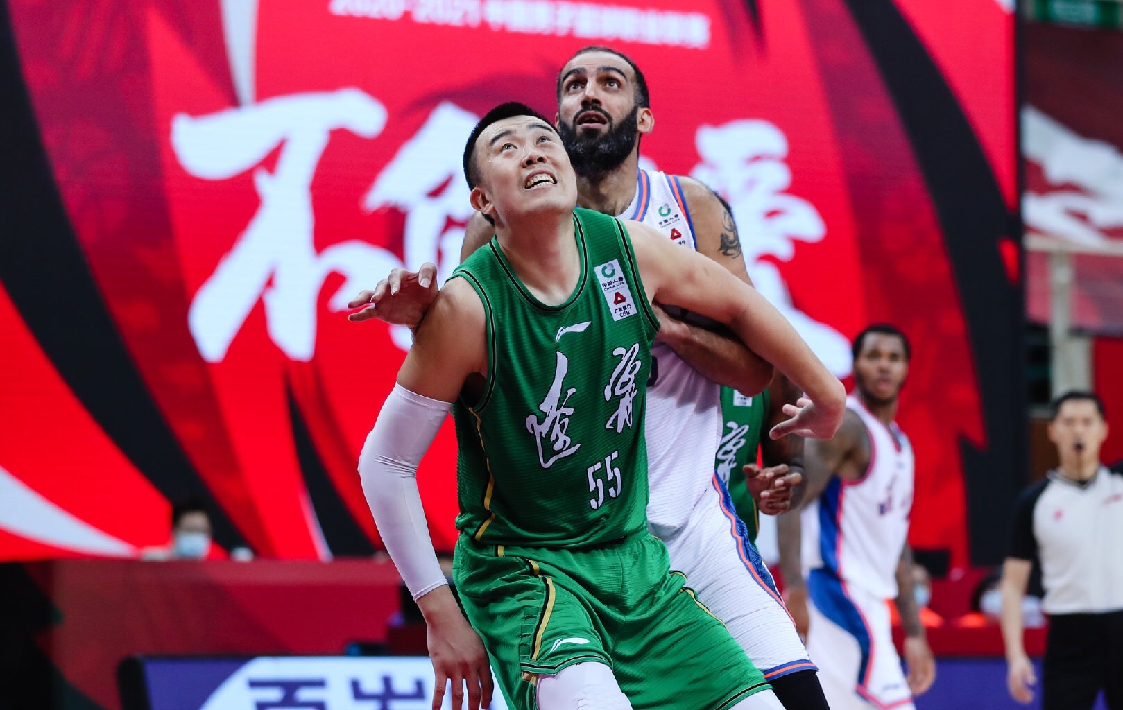 杨鸣捂郭艾伦嘴,郭艾伦发微博是对杨鸣吗