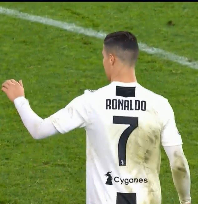 谜题解开,c罗进球后霸气回应动作