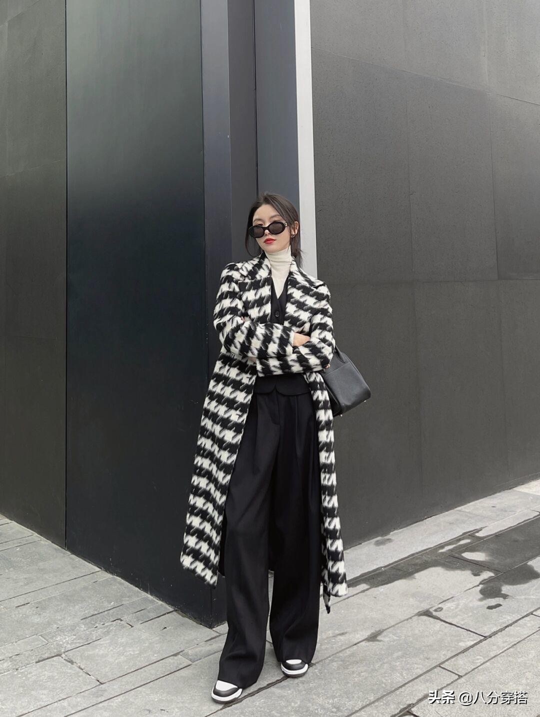 冬天“千鸟格大衣”怎么穿才高级？看看这些穿搭示范，保暖又显瘦