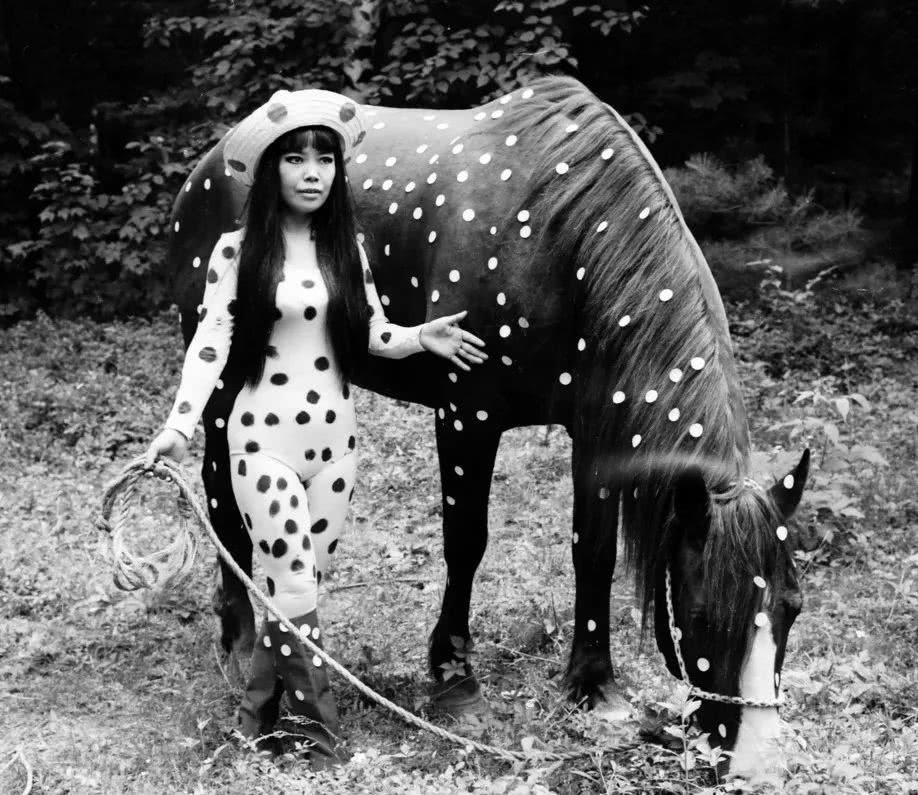 草间弥生：92岁的艺术怪婆婆，靠波点年入7亿，人生坎坷令人发指