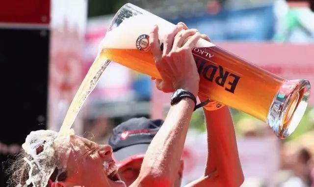 啤酒和饮料哪个健康,运动中喝啤酒好吗