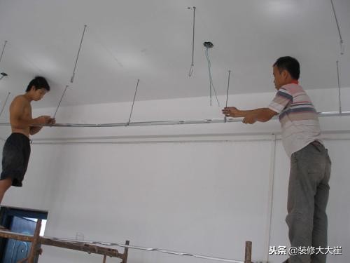 客厅石膏板吊顶要怎么做才好看,新房装修吊顶需批腻子吗