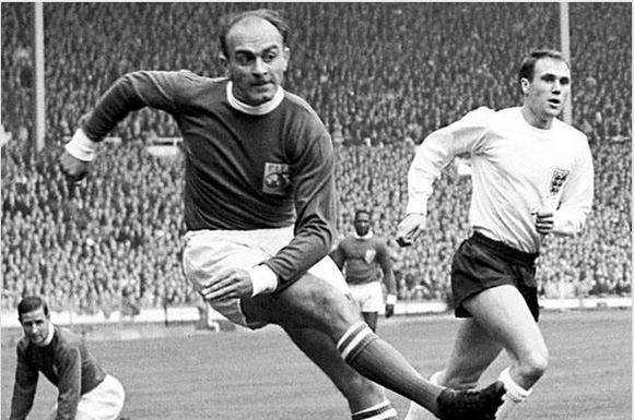 足坛评价梅西与c罗,足坛双雄梅西