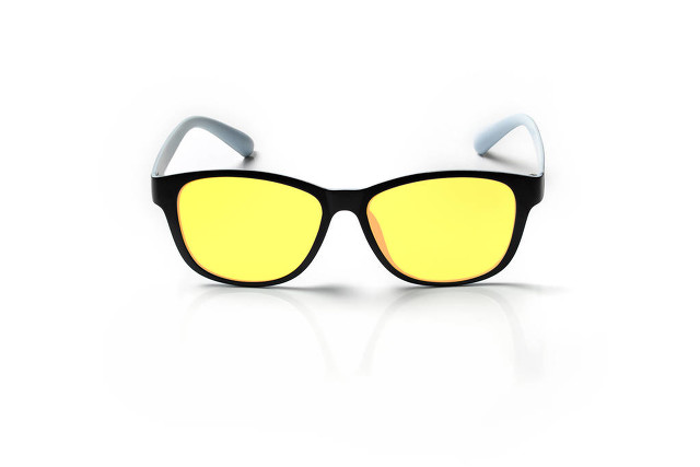 眼镜的绿色是什么,镜头的蓝膜紫膜和绿膜有什么区别