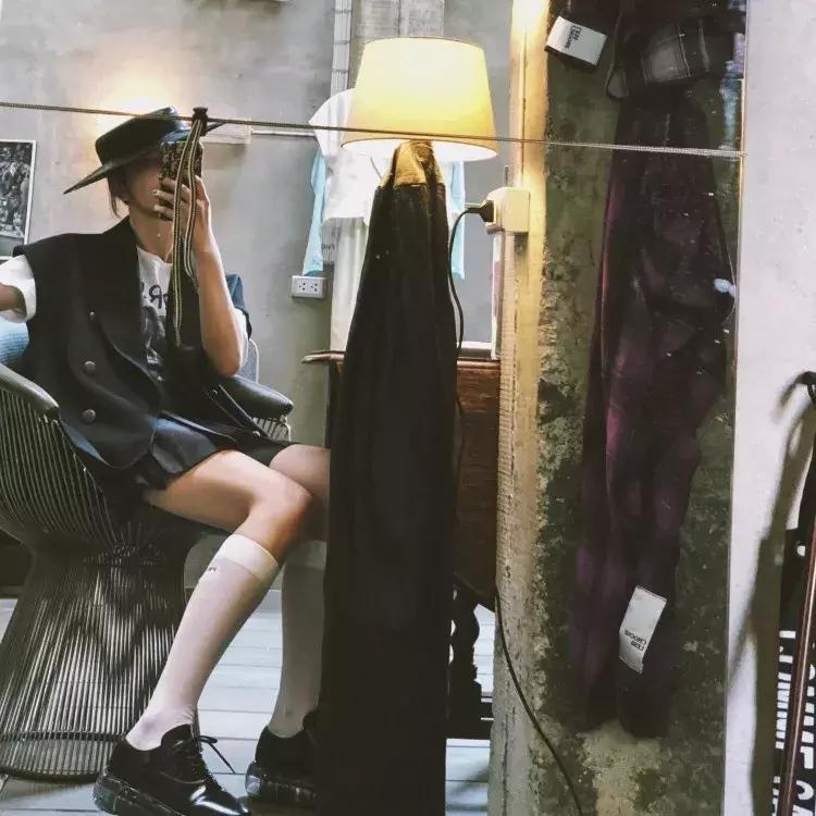 黑丝居然回归了?怎么穿才不廉价?一双黑丝,N种时尚