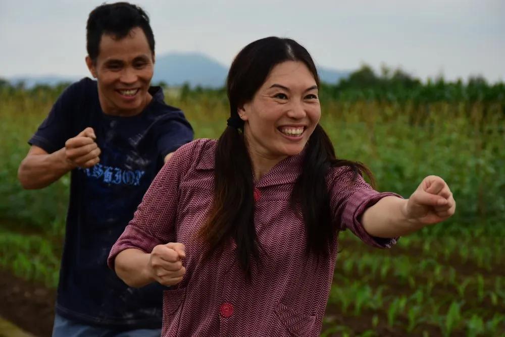 很感人！妻子带车祸丈夫跳曳步舞走出抑郁症阴霾