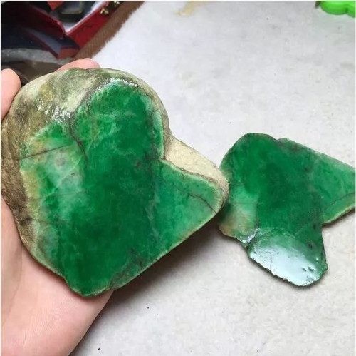 十五万买翡翠原石切开震惊众人,翡翠原石切开后哪种纹路是正常的