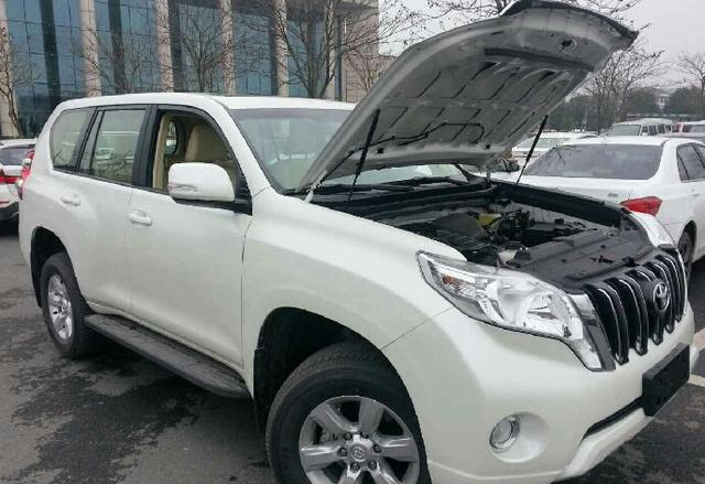 女上司座驾颠覆大家人生观，手动版普拉多，本市估计找不出第二辆