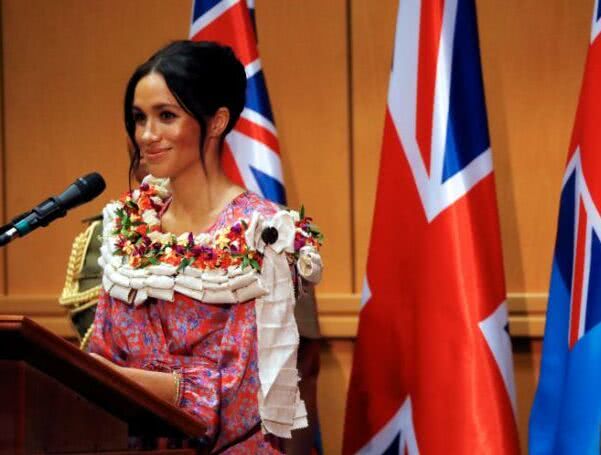 梅根跟她父亲关系为什么不好,梅根与父亲现在关系如何