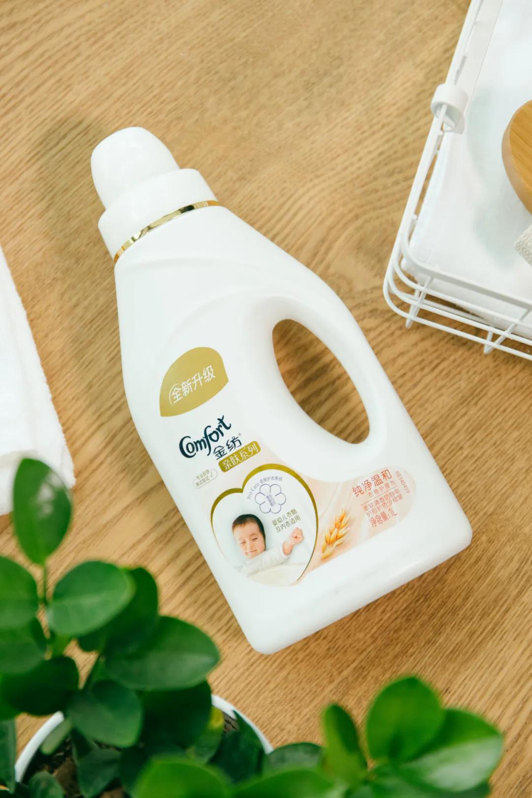 T恤穿腻了?想要时髦又遮肉,春夏白衬衫应该这么洗和这样穿