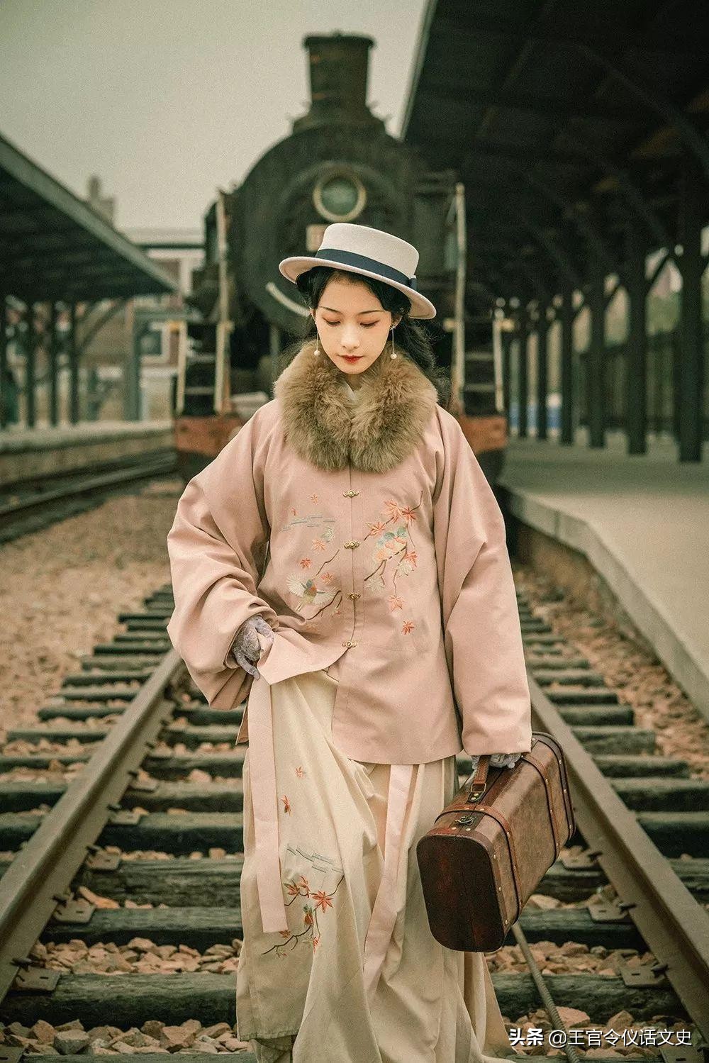 在灵与肉的挣扎中陷入欲望深渊，《她是一个弱女子》结局令人深思